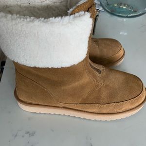 Size 10 koolaburra UGG boot zips in front worn once